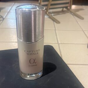 Dior Capture Totale Le Sérum - Silver and Cream Elegance